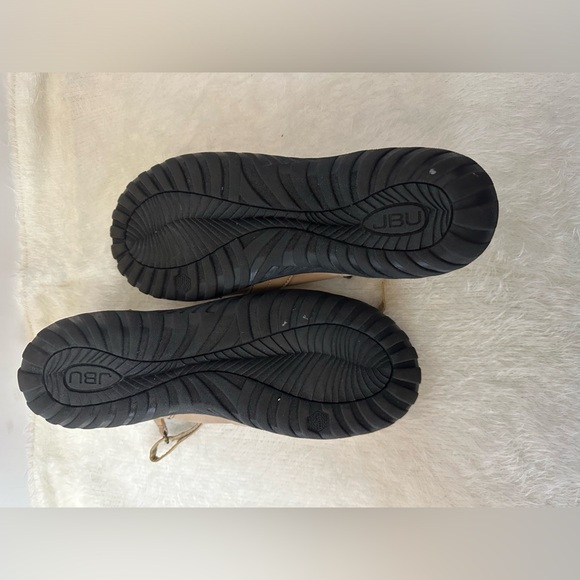 JBU Tan and Black Flats with Floral Cutout Design - Picture 4 of 10